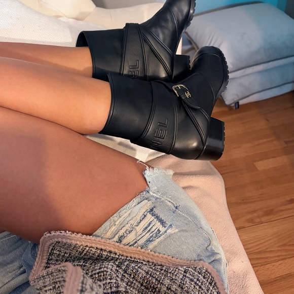 CHANEL 2019 Black Leather Heeled Boots - Picture 4 of 16